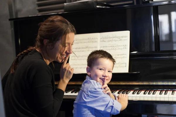 How Piano Teachers and Parents Collaborate for Student Success